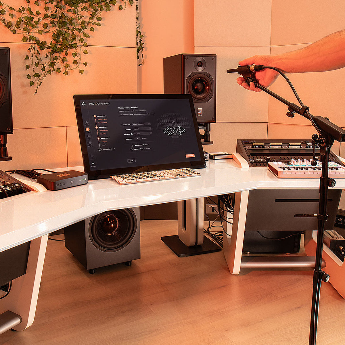 IK Multimedia ARC Studio+, room measurement with ARC microphone in a studio